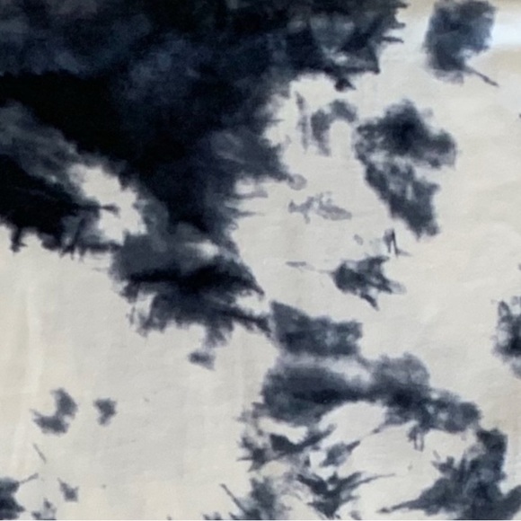 LEIYEE Top Tie Dye Cold Shoulder Cut Out Three Quarter Dolman Sleeve LIKE NEW - Picture 8 of 13